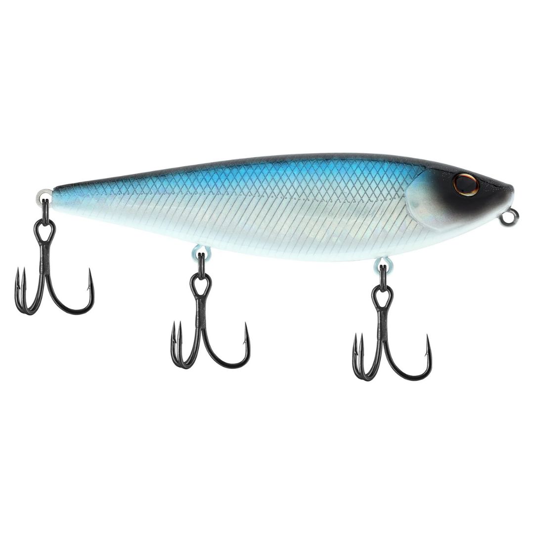 Leurre de pêche bleu et blanc en forme de poisson, doté d'un corps texturé, d'un gros oeil et de trois hameçons triples accrochés au ventre et à la queue.