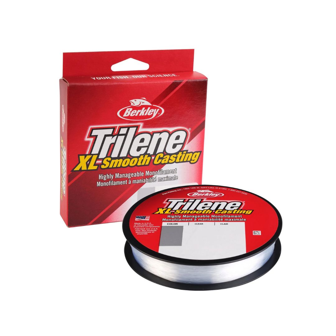 Une bobine de fil de pêche Berkley Trilene XL Smooth Casting est présentée devant son emballage rouge et jaune. L'étiquette indique qu'il s'agit d'un fil de pêche en monofilament très maniable.