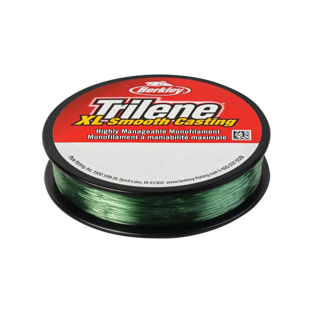 Une bobine de fil de pêche Berkley Trilene XL Smooth Casting avec monofilament vert, étiqueté comme "monofilament hautement maniable" en anglais et en français, sur un fond blanc.