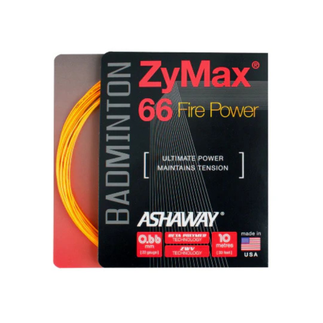 Un paquet de cordage de badminton Ashaway ZyMax 66 Fire Power, avec des accents rouges et jaunes, des détails sur le produit, et une bobine de cordage jaune visible. L'emballage met l'accent sur la puissance et le maintien de la tension.
