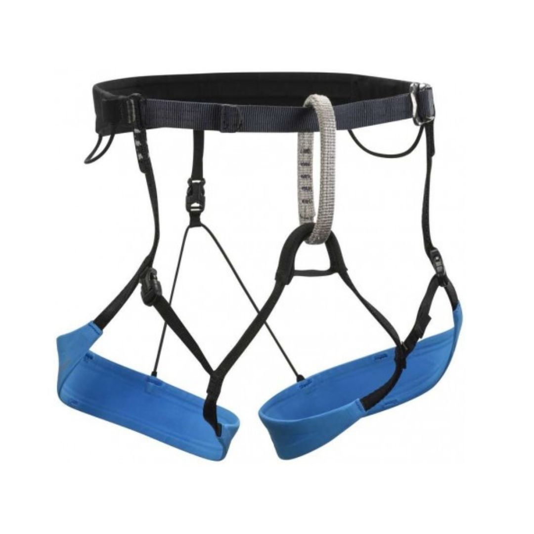 Le harnais COULOIR est un harnais d'escalade noir et bleu doté de sangles réglables, de deux cuissards et d'une boucle d'attache centrale renforcée, conçu pour garantir la sécurité lors de la pratique de l'escalade.