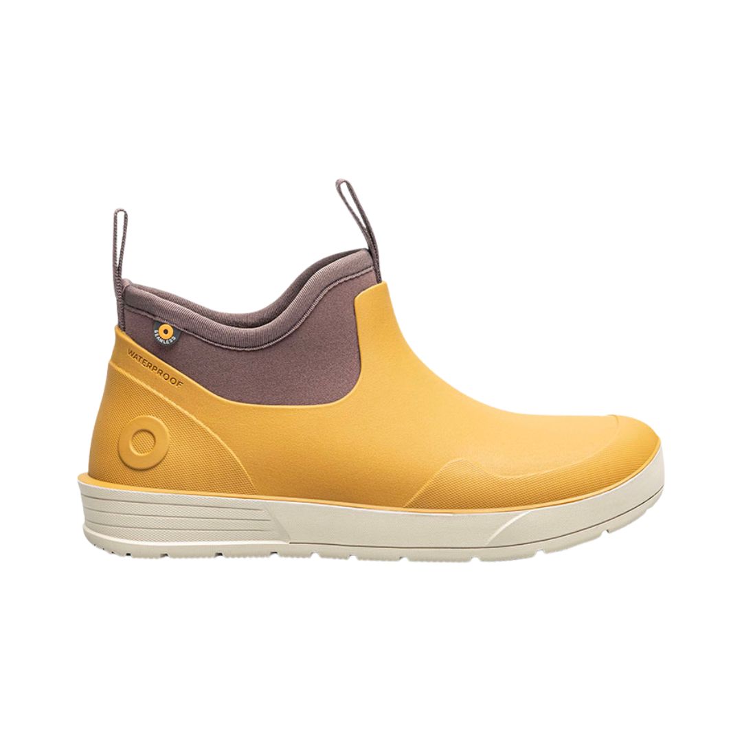 Une BOTTE DE PLUIE BOGS ROCKAWAY SEAMLESS LOW POUR FEMME bottine jaune et marron avec une semelle beige clair est montrée de profil gauche sur un fond blanc - idéale pour une tenue élégante par temps humide.