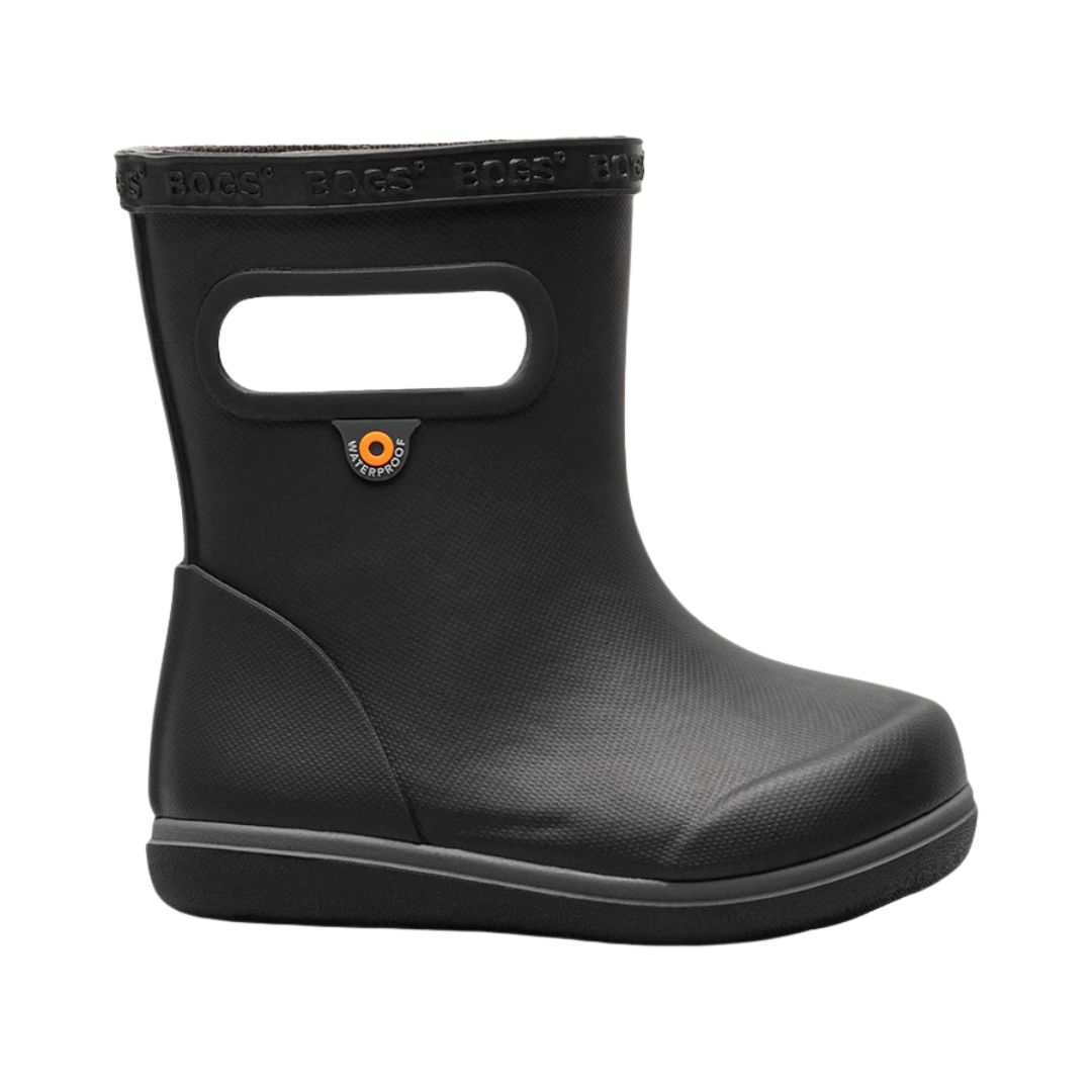 La BOTTE DE PLUIE BOGS SKIPPER II SOLID POUR ENFANT est une botte noire imperméable pour enfants avec une poignée découpée près du haut et une semelle texturée, conçue pour être enfilée facilement et utilisée à l'extérieur.