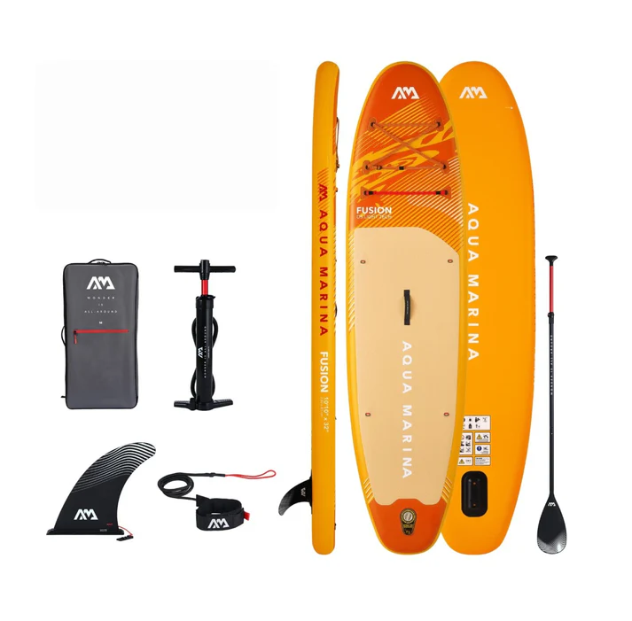Ensemble de planche à pagaie gonflable Aqua Marina FUSION 10'10" en orange vif, comprenant la planche, la pagaie, la pompe, la palme, le leash et un sac de transport noir, le tout sur fond blanc.