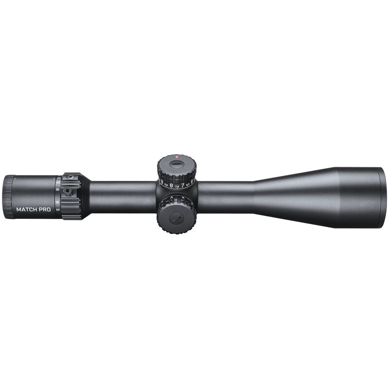 Une lunette de visée noire avec boutons de réglage et inscription « MATCH PRO » sur le côté, sur fond blanc.