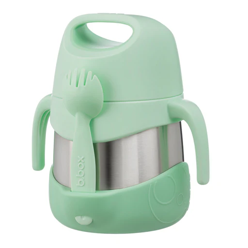 Le POT ISOTHERME est un récipient alimentaire de couleur vert menthe et en acier inoxydable, conçu pour les enfants. Il est doté de deux poignées, d'une cuillère-fourchette fixée à l'avant et d'un couvercle muni d'une poignée pratique.