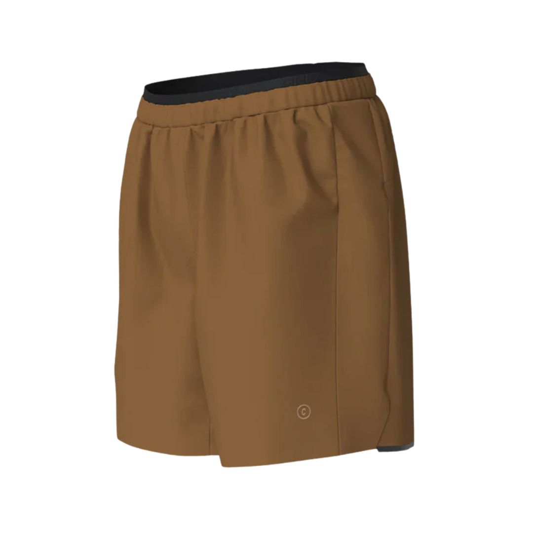 Le SHORT D'ENTRAINEMENT CIELE DLYSHORT 7" LINERLESS se caractérise par sa couleur marron, sa taille élastique et sa coupe ample, sur fond blanc uni.