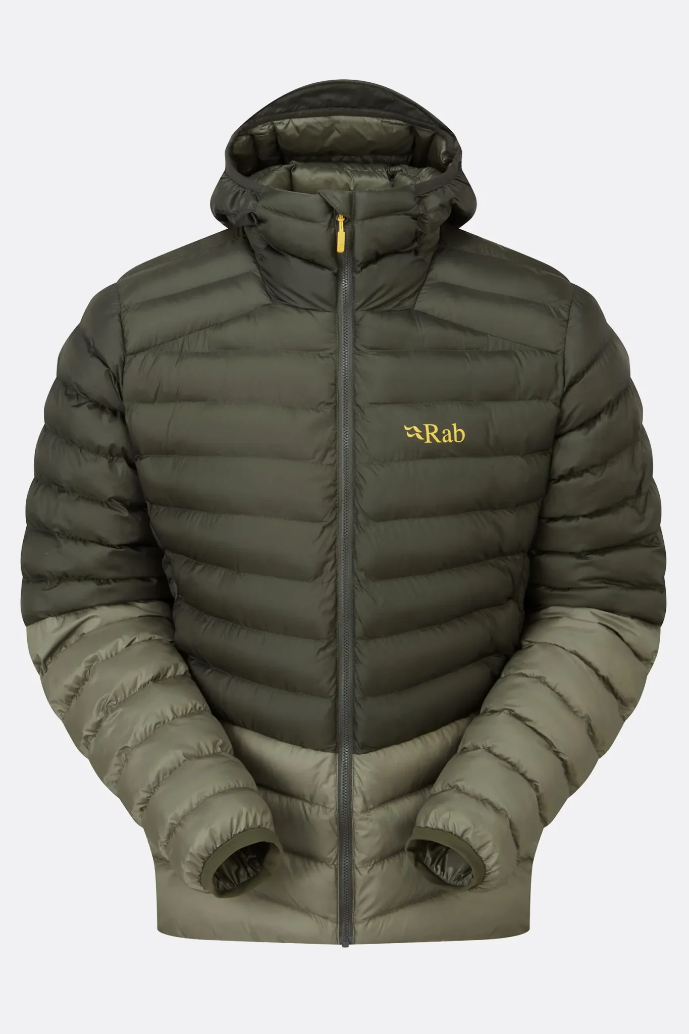 Doudoune bouffante vert olive avec capuche et fermeture éclair sur toute la longueur. La veste est bicolore, les manches et le bas étant d'une teinte plus claire. La marque "Rab" est brodée en jaune sur la poitrine.