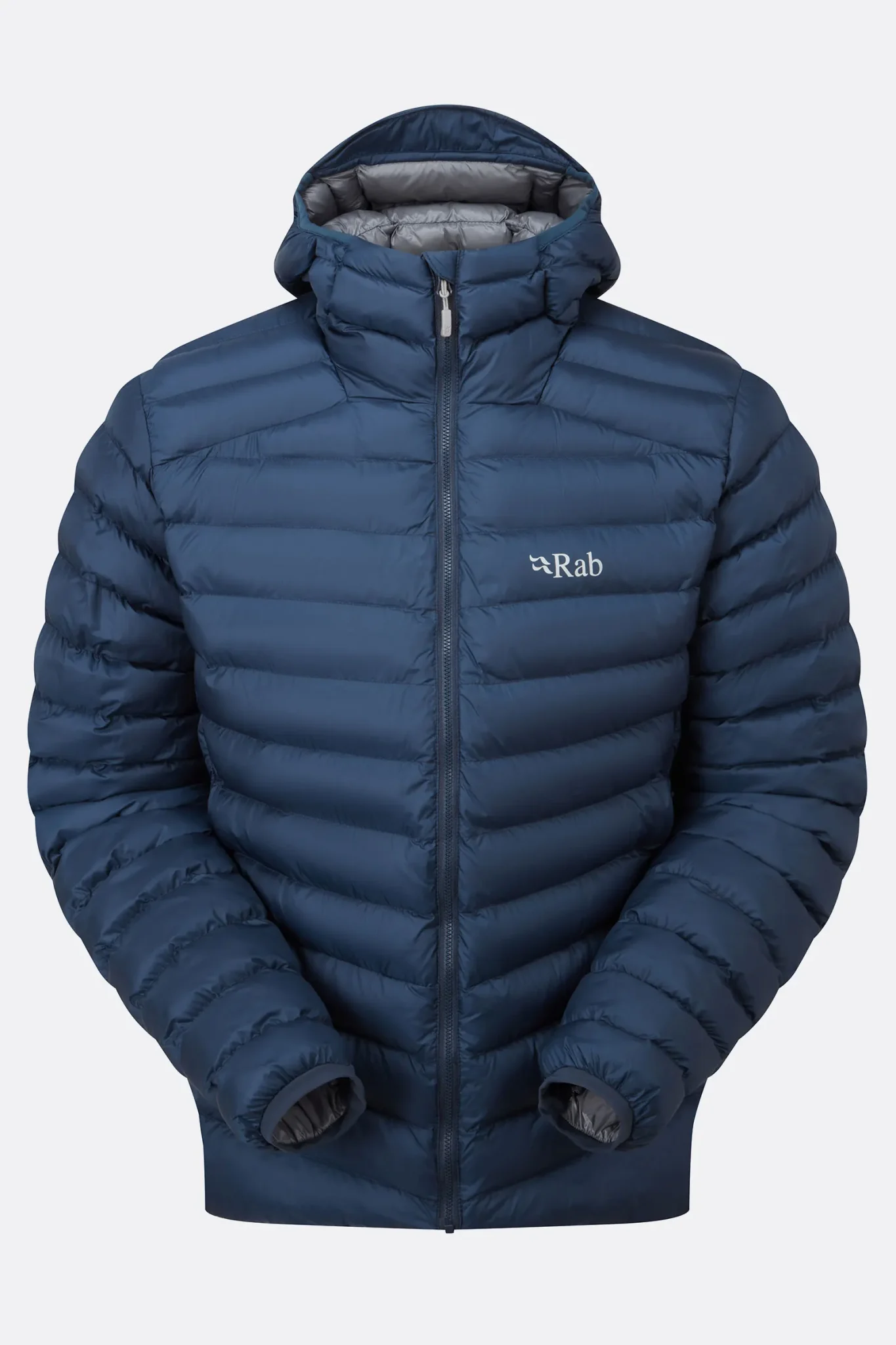 Doudoune matelassée bleue à capuche, avec fermeture éclair sur le devant et logo Rab sur la poitrine. La veste a une texture douce et matelassée et semble chaude et confortable, idéale par temps froid.