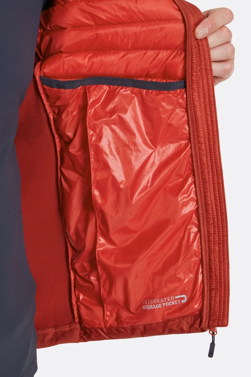 Gros plan de l'intérieur d'une veste présentant une doublure orange vif. On y trouve une grande poche de rangement intégrée avec une étiquette et une bordure bleue le long du bord supérieur. Le reste de la veste est d'une couleur foncée contrastante.