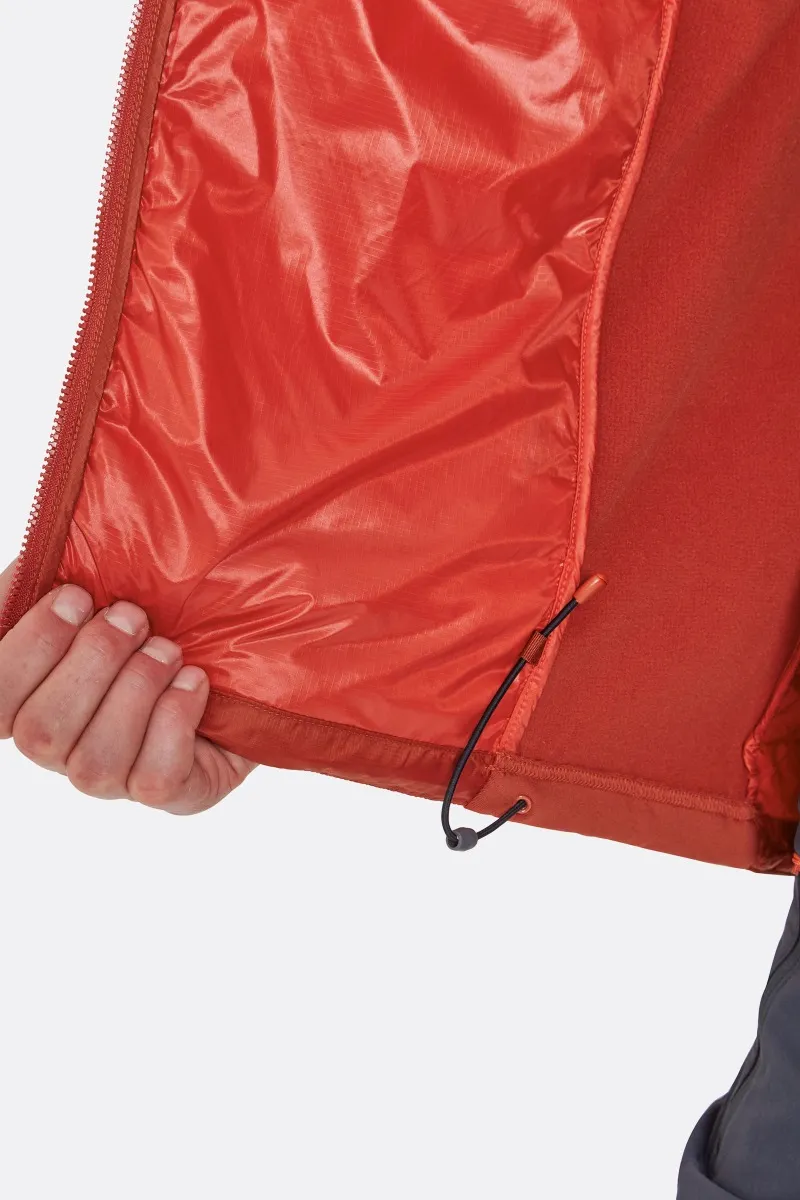 Gros plan d'une personne tenant une veste rouge ouverte pour montrer la doublure intérieure. La veste est dotée d'une fermeture éclair et d'un cordon de serrage. Le matériau de la doublure semble brillant et lisse, contrastant avec le tissu extérieur mat.