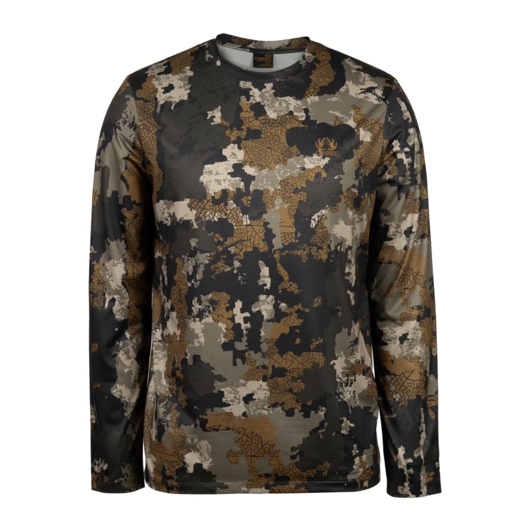 Chemise à manches longues avec un motif de camouflage dans les tons marron, gris et noir, sur un fond blanc uni. La chemise a une encolure ras du cou et aucun logo ou dessin n'est visible.