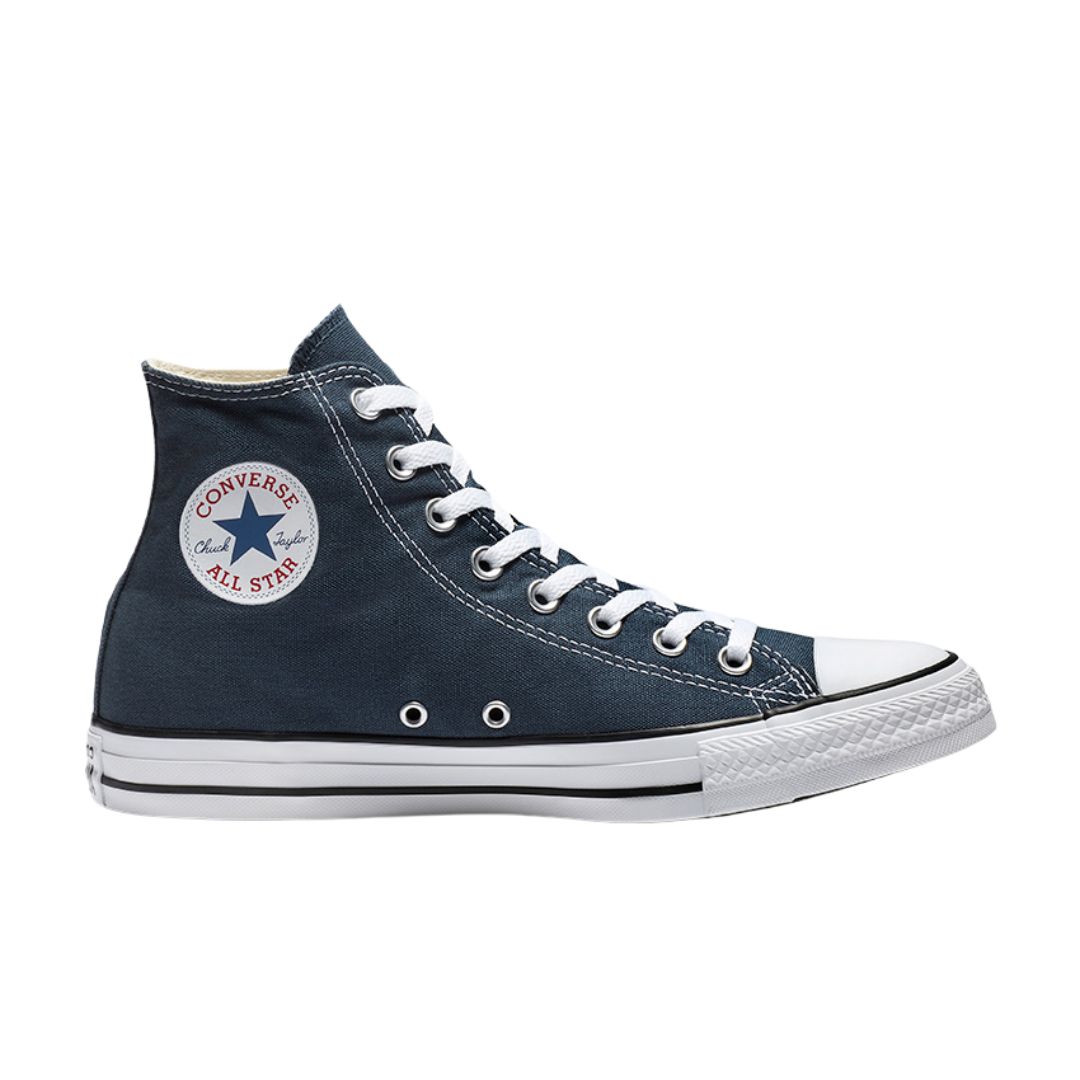 Baskets montantes Converse All Star bleues avec lacets blancs et bout en caoutchouc blanc. Le logo Converse, un cercle blanc avec une étoile bleue et un texte rouge, est visible sur le côté. La chaussure présente une semelle blanche avec une bande noire.
