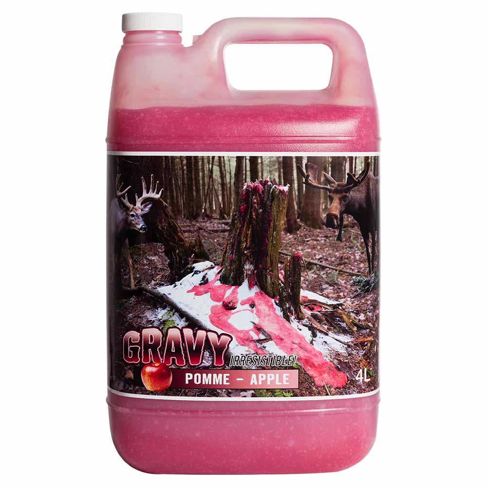 Un bidon de 4 litres de liquide attractif parfumé à la pomme Gravy Irresistible. Le bidon est transparent avec une poignée et contient un liquide rose. L'étiquette présente des images de cerfs dans une forêt, une souche d'arbre recouverte de l'attractif rose et du texte en anglais et en français.