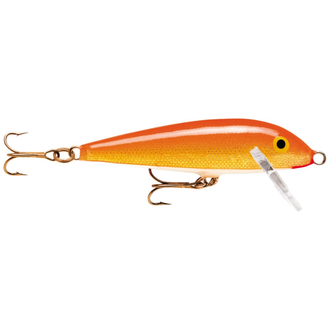 Un leurre de pêche avec un corps orange et jaune, deux hameçons triples, une petite marque rouge près de la bouche, un œil noir et jaune, et une lèvre en plastique transparent pour plonger.