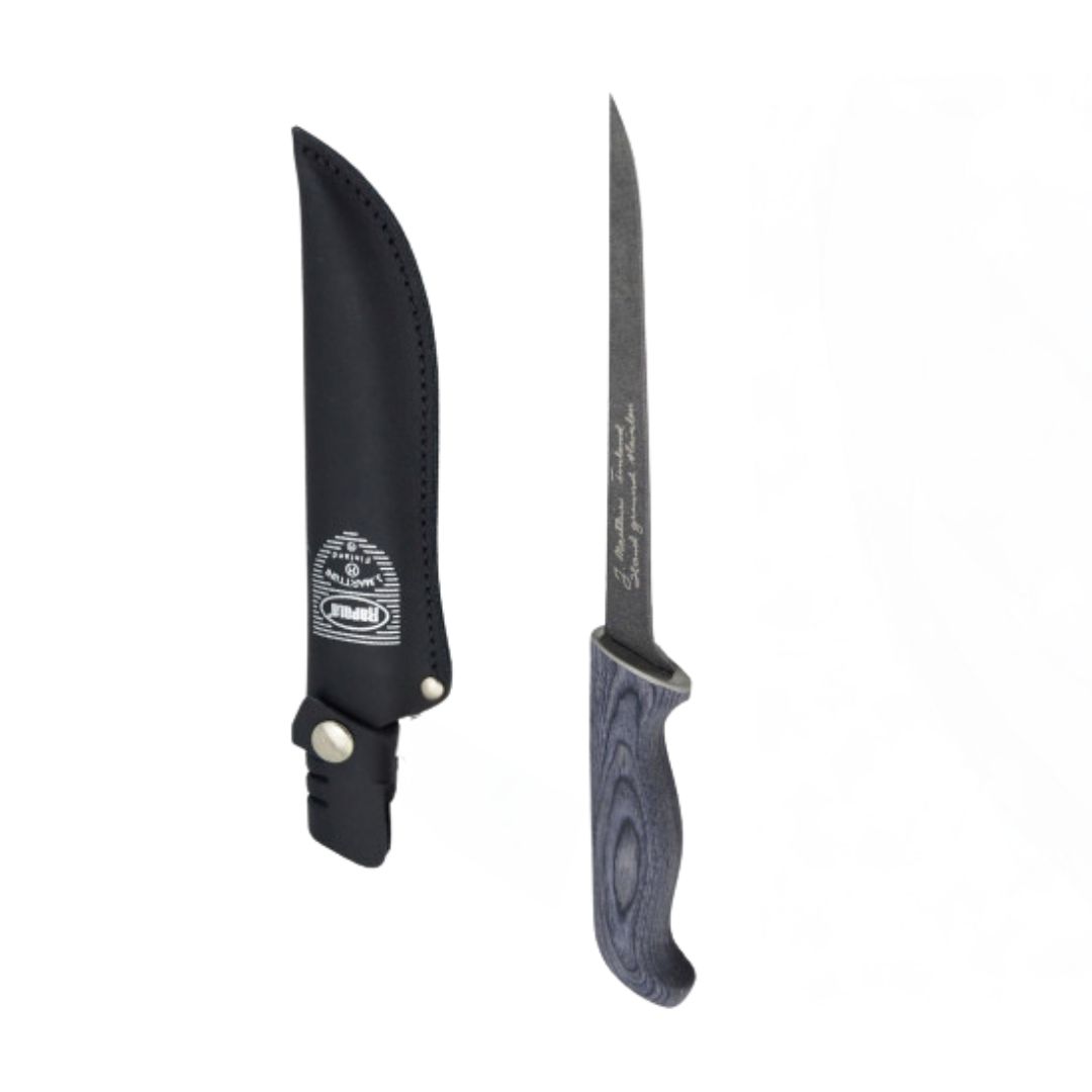 Un couteau à filet avec un manche foncé et texturé et une lame longue et fine est présenté à côté d'un étui en cuir noir avec des coutures blanches et un logo sur le devant.
