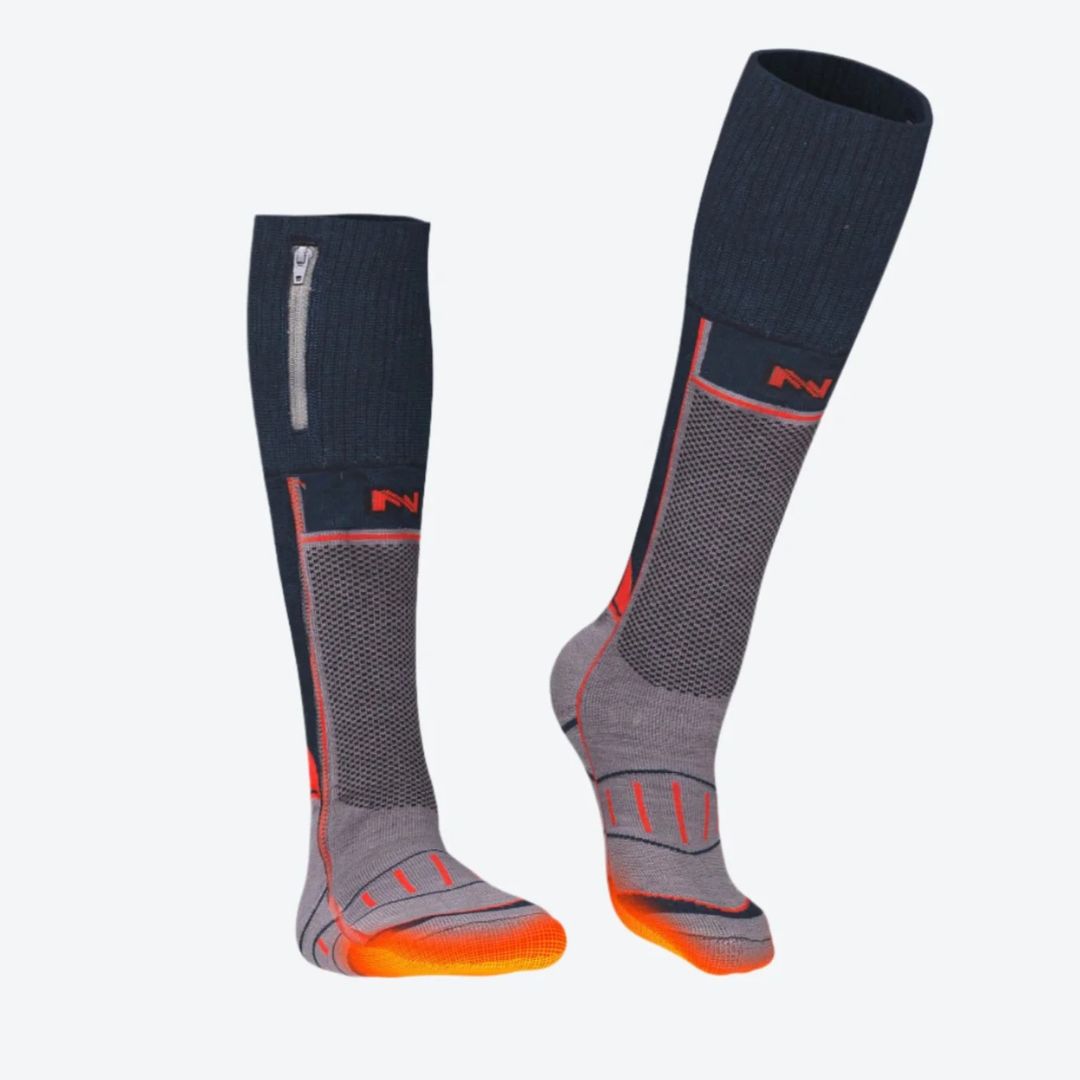WOOL BLEND HEATED SOCKS UNISEX : Chaussettes à hauteur du genou avec des poignets bleu foncé, des corps gris, des orteils et des accents orange, ainsi qu'une petite poche zippée sur le côté de l'une des chaussettes.