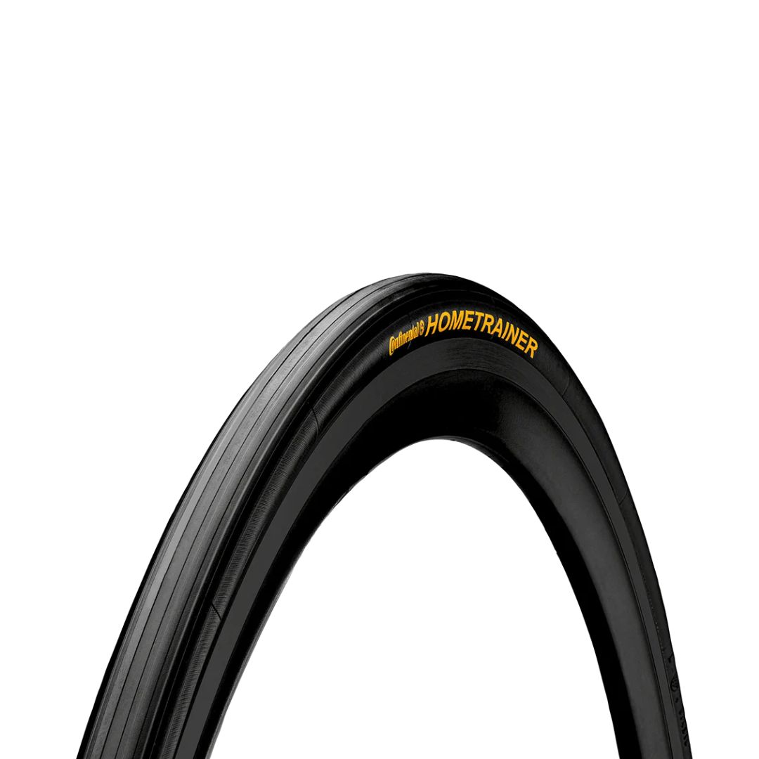 Gros plan sur un pneu de vélo HOMETRAINER II FLD noir, portant la mention "Hometrainer" en jaune sur le flanc, conçu spécifiquement pour les vélos d'intérieur.