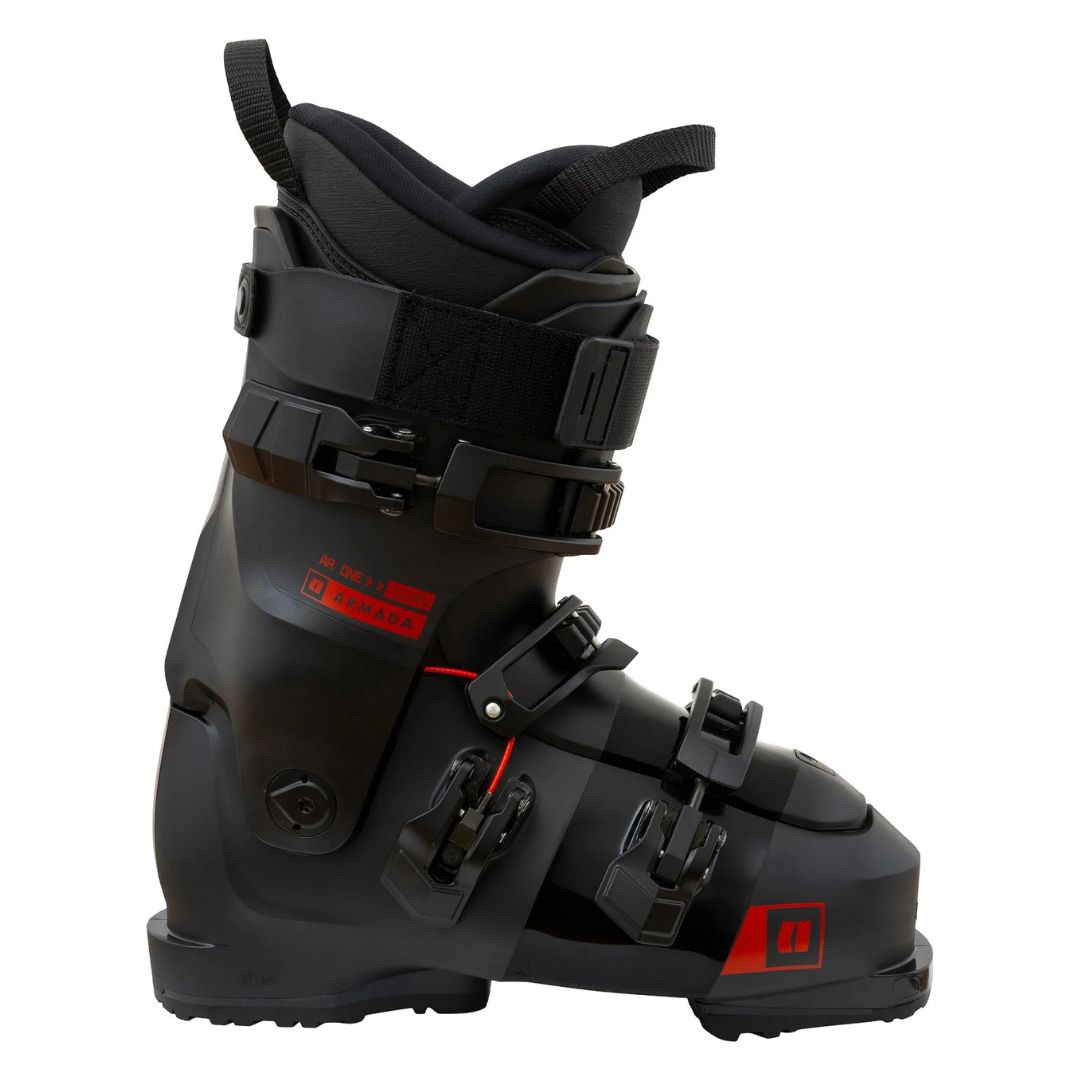 La chaussure de ski AR ONE 100 MV, présentée de profil sur fond blanc, présente un design noir avec des accents rouges, quatre boucles réglables, une doublure rembourrée et des sangles robustes pour un meilleur soutien et une plus grande sécurité.