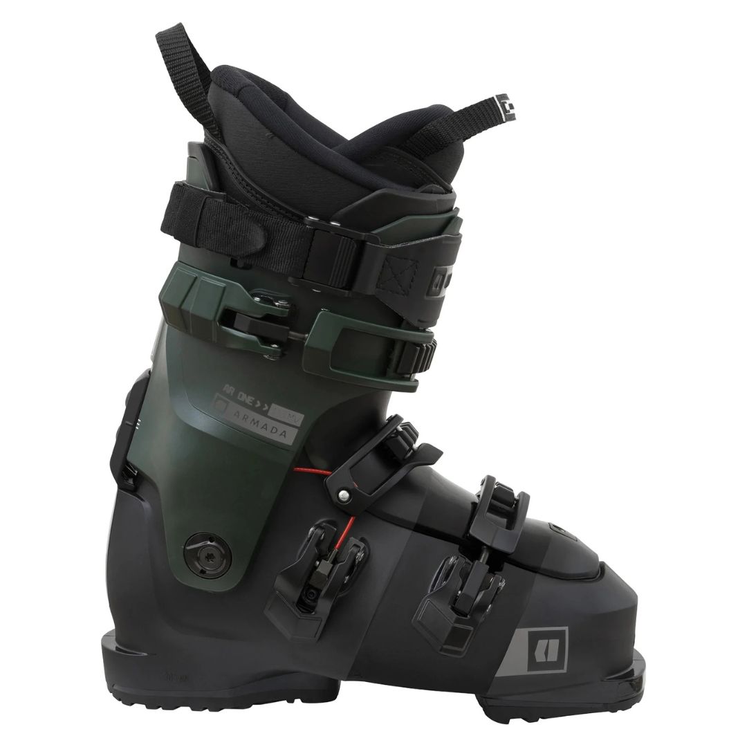 La AR ONE 100 MV est une chaussure de ski alpin noire et vert foncé avec de multiples boucles réglables, un soutien élevé de la cheville et une doublure intérieure rembourrée pour plus de confort.