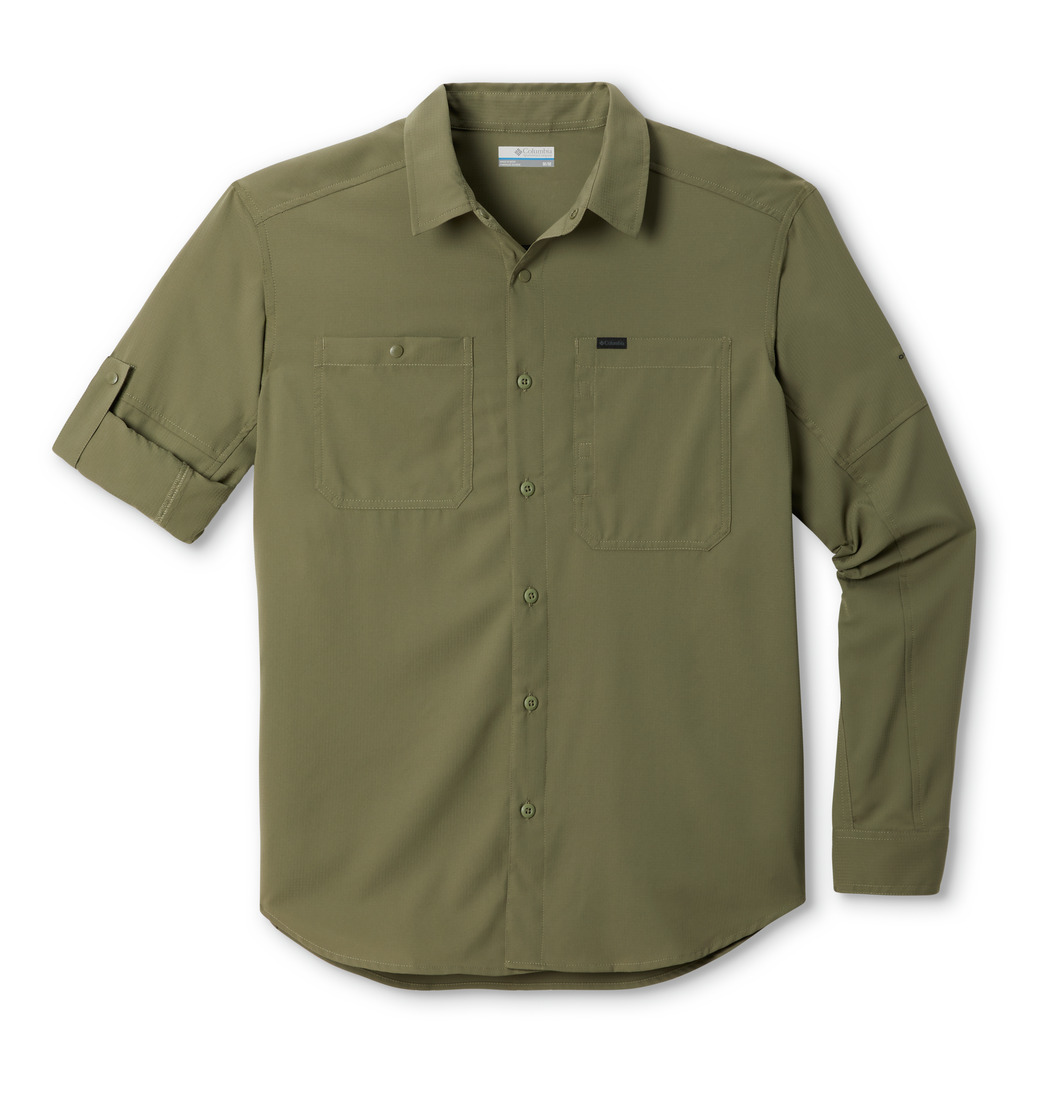 Chemise boutonnée vert olive à manches longues, avec deux poches poitrine et une petite étiquette noire sur la poche gauche. La manche gauche est soigneusement retroussée, tandis que la manche droite est entièrement rallongée.