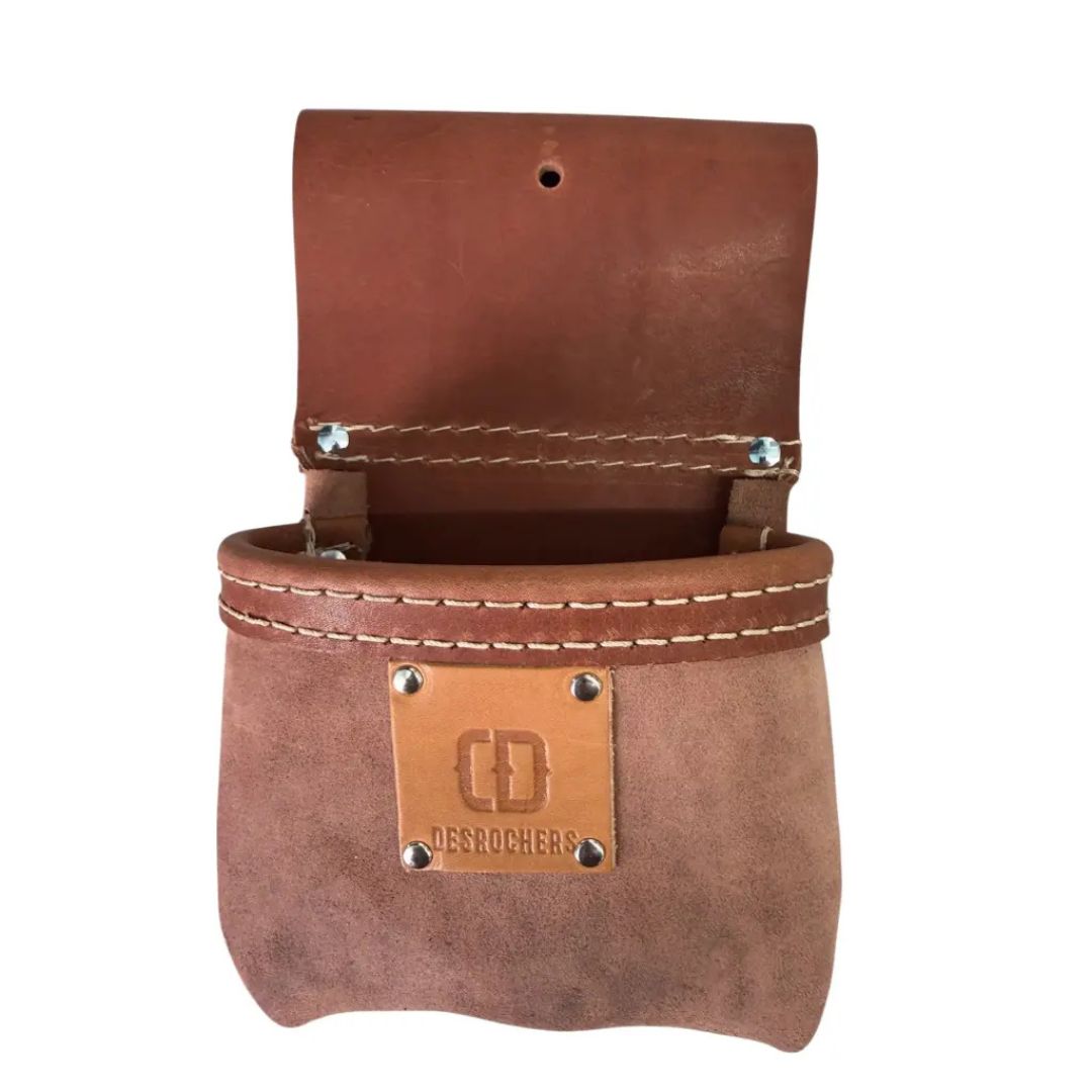 Une pochette en cuir marron appelée Produit fusionné avec des coutures blanches, un rabat et un écusson rectangulaire sur le devant portant l'inscription "DESROCHERS" est présentée vide sur un fond blanc.