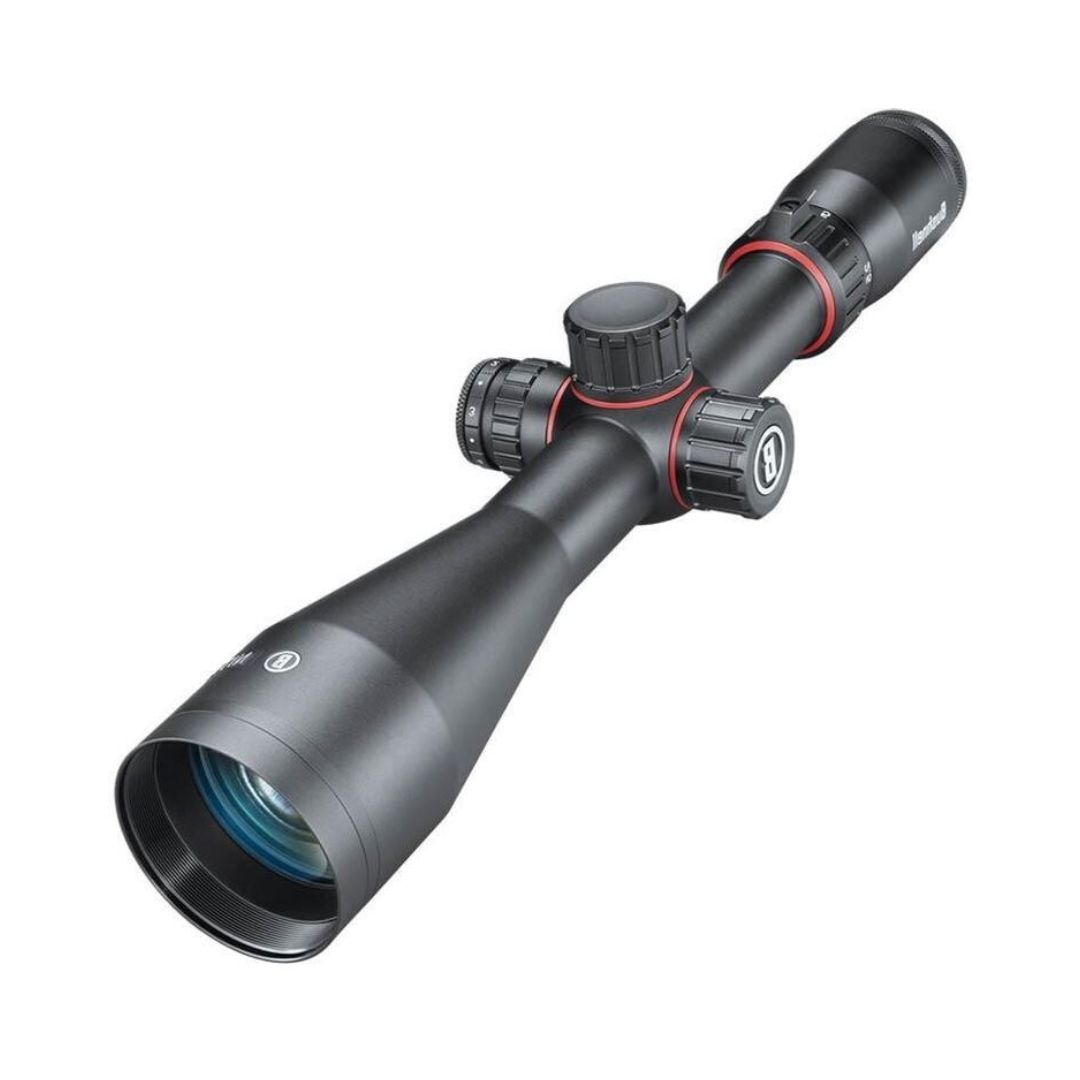 La lunette de visée BUSHNELL 2,5-15X50 NITRO, de couleur noire avec des cadrans de réglage et des accents rouges, se caractérise par une grande lentille frontale et un oculaire caoutchouté, représentés sur un fond blanc.