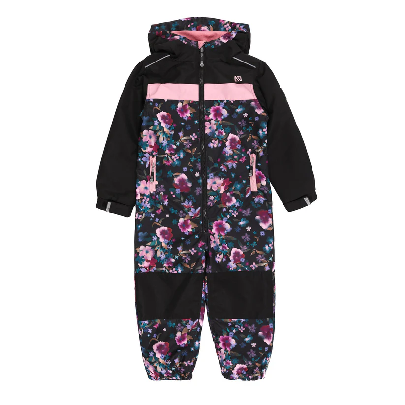 L'HABIT DE PLUIE UNE-PIÈCE ALEXIA est une combinaison de neige une pièce pour enfants avec une base noire et des motifs floraux vibrants en rose, violet et bleu, avec une capuche, une bande rose sur la poitrine, des manches longues et des poignets et des chevilles élastiques.