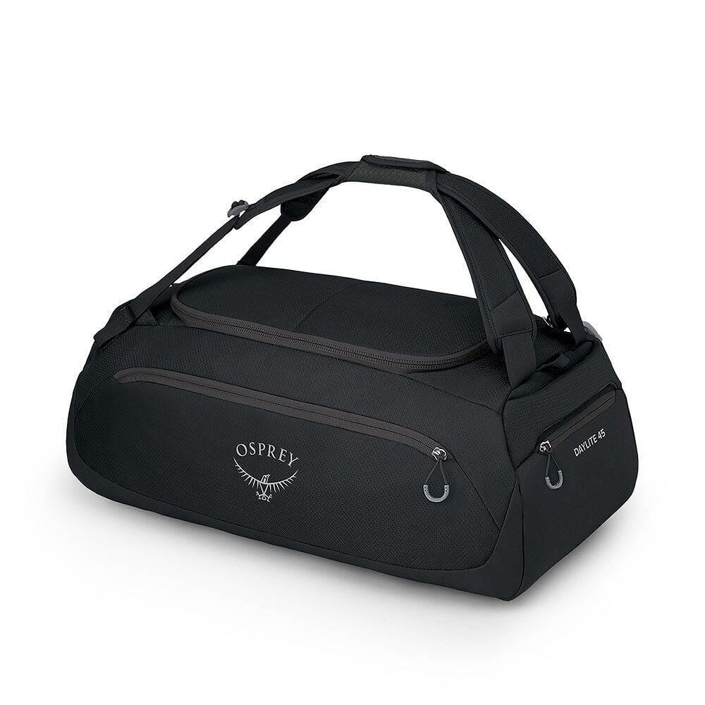 Le DAYLITE DUFFEL 45 est un sac Osprey noir avec des fermetures éclair grises, deux poignées, des poches latérales et le logo de l'oiseau Osprey souligné en blanc sur le devant, sur fond blanc.
