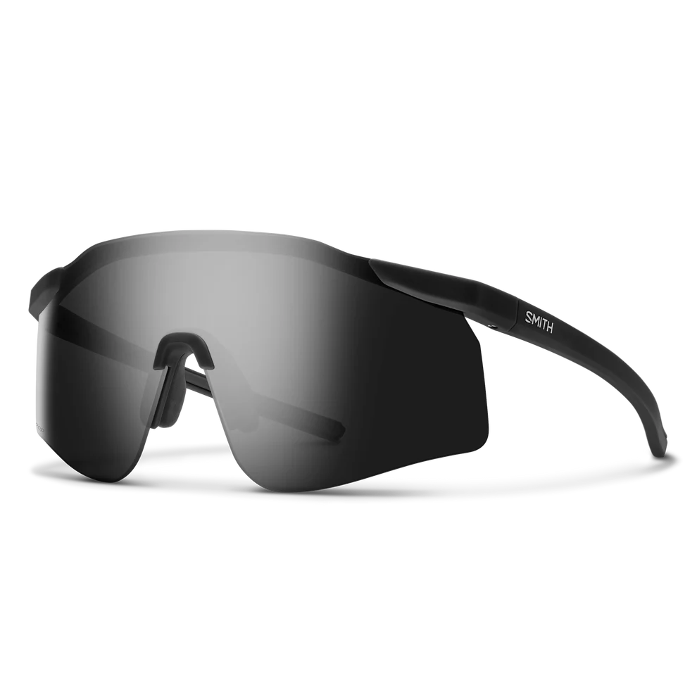 Les lunettes de soleil DEFY se caractérisent par un design épuré et moderne, avec un seul grand verre enveloppant, des branches incurvées et un style minimaliste et aérodynamique. La monture noire arbore le logo « SMITH » sur la branche gauche.