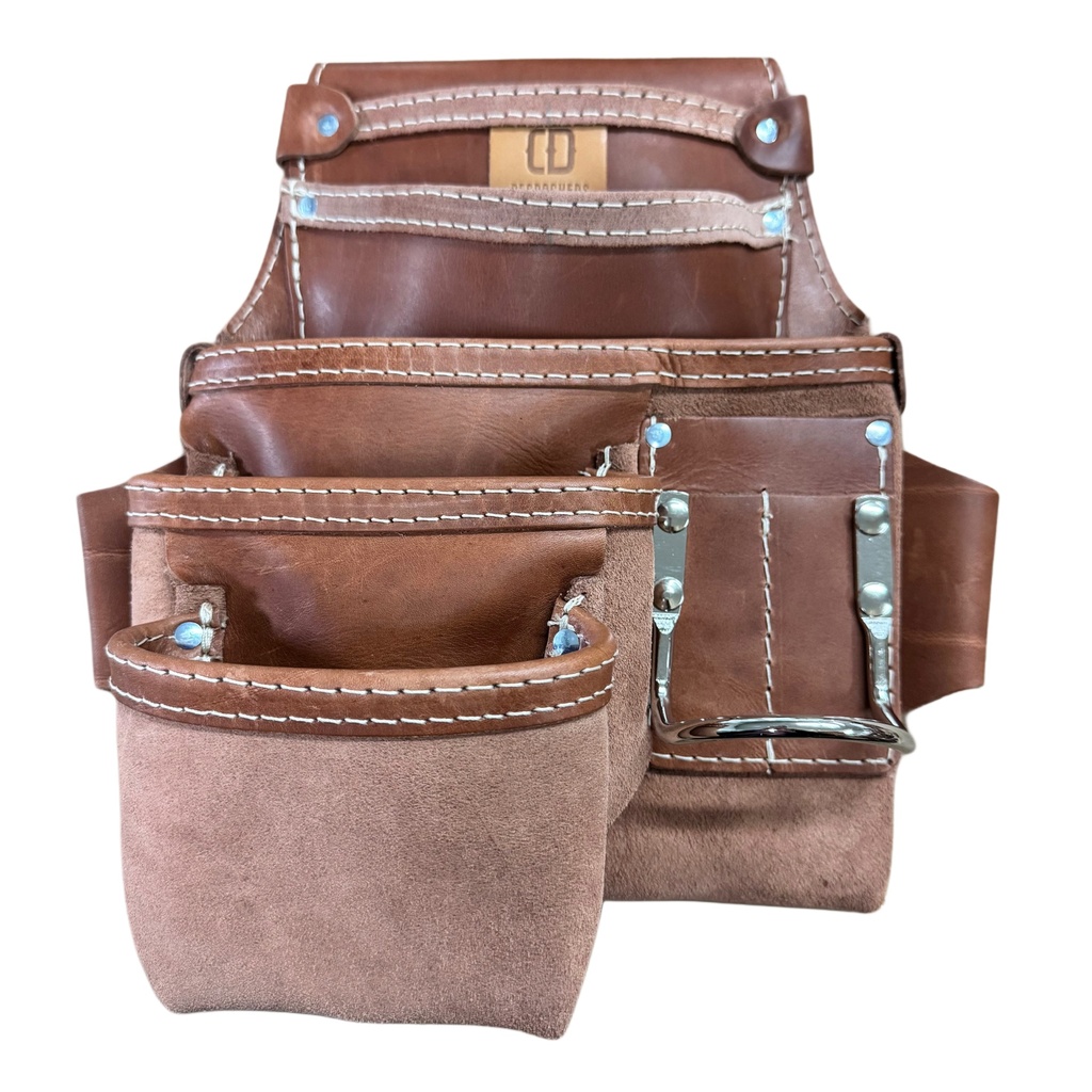 La SAC CLOU 4 POCHES PORTE MARTEAU DROIT est une ceinture porte-outils en cuir marron avec quatre poches, des rivets métalliques, des coutures blanches et une construction robuste - idéale pour transporter des outils et des accessoires.