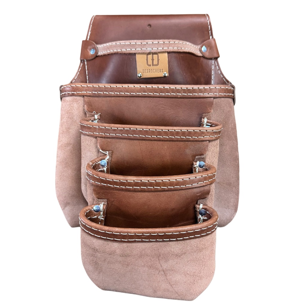 Le SAC À CLOUS 5 POCHES est une pochette à outils en cuir marron et en daim avec cinq poches principales, des coutures blanches et un petit logo sur le dessus.