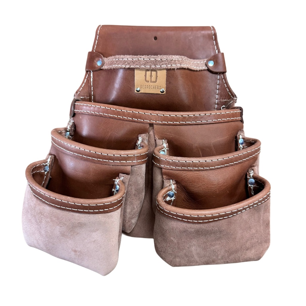 La SAC CLOUS 4 PETITES POCHES 1 LARGE - TAN est une ceinture à outils en cuir fauve comprenant quatre petites et une grande poches avec des coutures blanches, conçues pour organiser les outils. Un logo est apposé sur la pochette centrale.