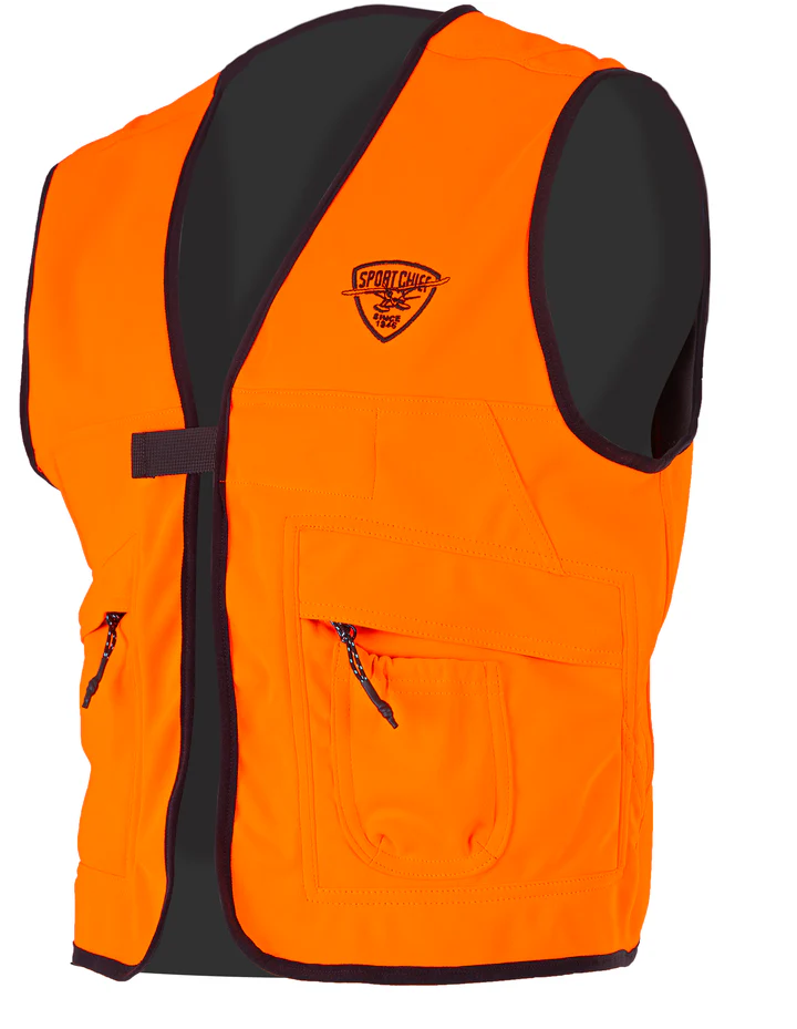 Image d'un gilet de chasse orange avec plusieurs poches et le logo Sportchief sur la partie supérieure gauche de la poitrine. Le gilet est doté d'une fermeture à glissière sur le devant et d'une bordure noire le long des bords, conçu pour les amateurs de plein air.