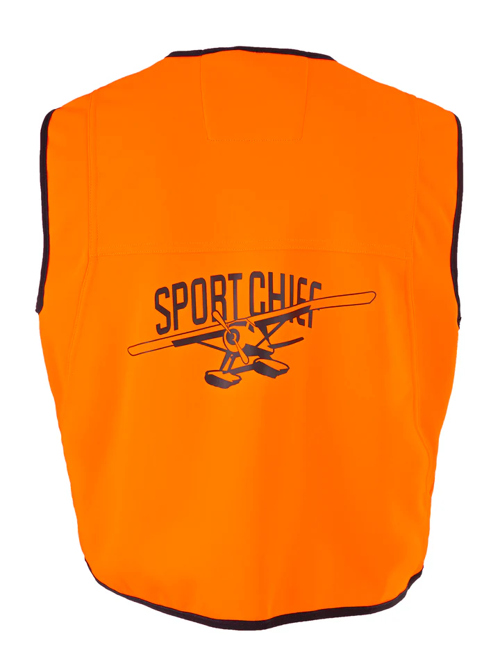 Gilet de sécurité orange avec bordure noire et inscription « SPORT CHIEF » imprimée au dos en lettres noires au-dessus de l'image d'un avion. Le gilet semble avoir été conçu pour des raisons de visibilité et de sécurité.