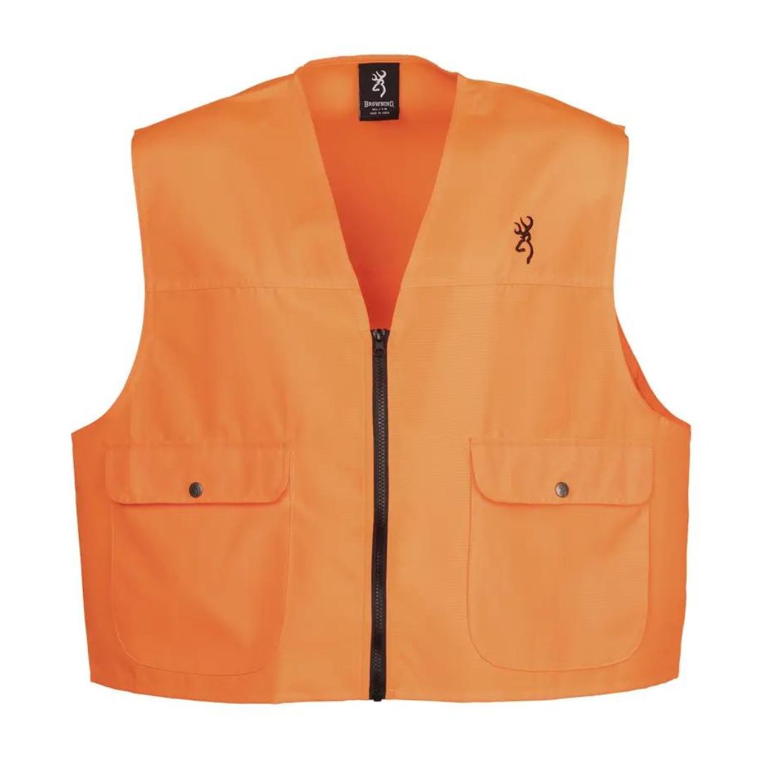 Gilet de chasse orange avec fermeture éclair sur le devant et deux grandes poches de chaque côté, chacune avec un rabat boutonné. Un petit emblème représentant une silhouette de cerf se trouve sur le côté gauche du gilet près de l'épaule.