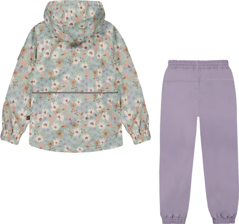 Une tenue pour enfant composée d'une veste à capuche et d'un pantalon. La veste arbore un motif floral aux couleurs pastel variées, tandis que le pantalon est violet clair uni avec des poignets et une taille élastiques.