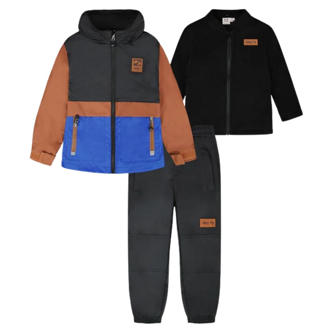 L'ensemble 3IN1 TWO PIECE MID-SEASON OUTERWEAR SET est un ensemble pour enfants composé d'une veste polaire aux couleurs assorties (marron, noir, bleu), d'une veste polaire noire zippée et d'un pantalon de jogging noir assorti avec des détails en patchs marron.