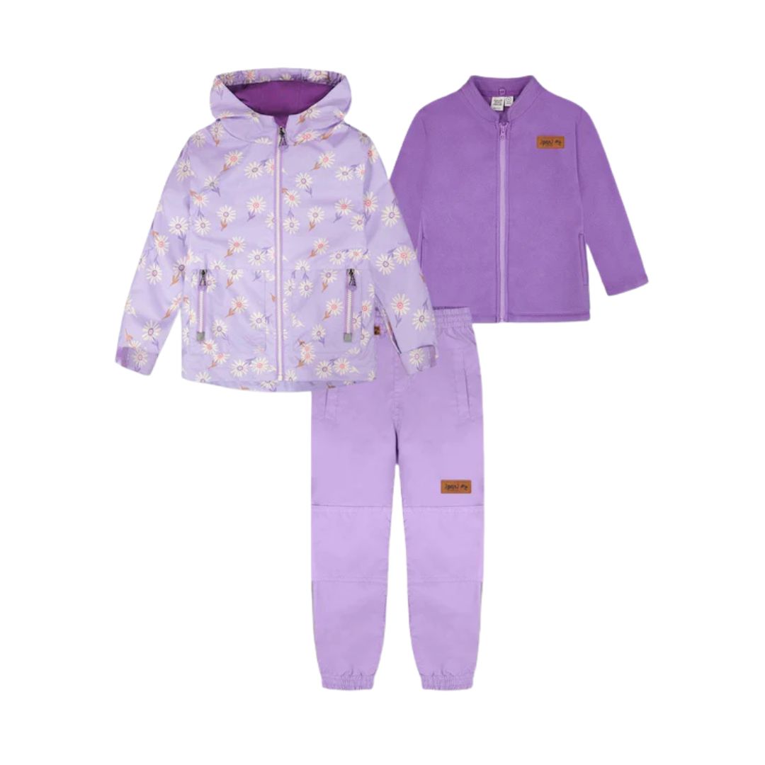 ENSEMBLE DE VÊTEMENTS D'EXTÉRIEUR 2 PIÈCES 3EN1 POUR LA MI-SAISON : Ensemble trois pièces lavande pour enfants comprenant une veste à capuche fleurie, une veste unie à fermeture éclair et un pantalon assorti à bords élastiques, sur fond blanc.