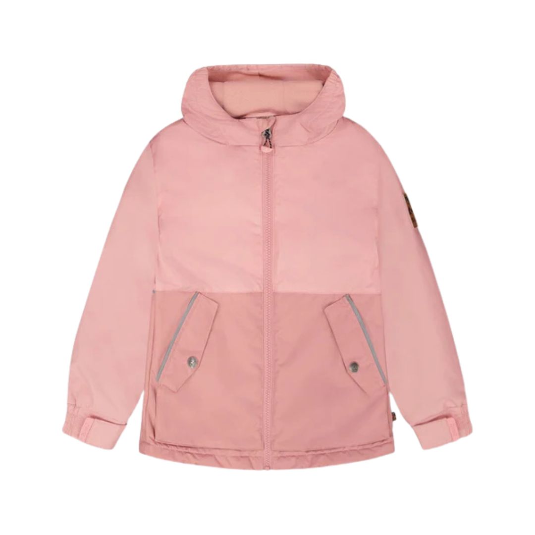 Une veste à capuche rose avec une fermeture à glissière sur le devant, deux poches diagonales à glissière et des rabats à boutons-pression sur le bas du devant. La veste est légèrement colorée avec des sections roses plus claires et plus foncées.