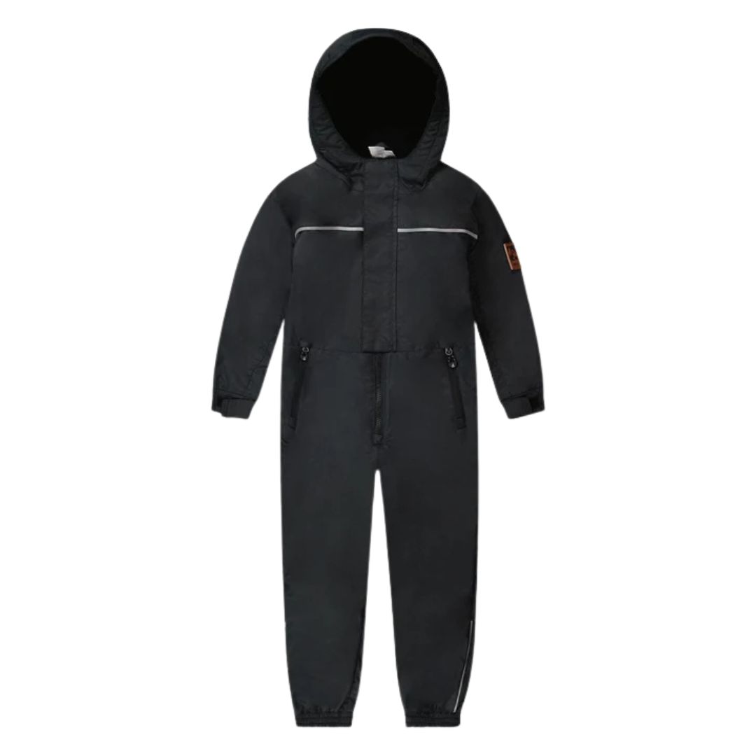 Le produit fusionné est une combinaison de neige une pièce noire à capuche pour enfants, avec une fermeture à glissière sur le devant, des manches longues, des poches à glissière et des bandes réfléchissantes sur la poitrine et les bras pour une meilleure visibilité.