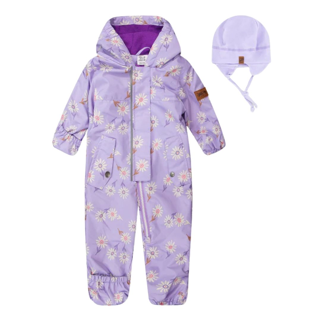Le BABY MID-SEASON 1 PIECE OUTERWEAR W HAT est une combinaison de neige à capuche violet clair avec un motif de marguerites blanches, une fermeture éclair sur le devant, des poches, des poignets élastiques, ainsi qu'un bonnet violet clair assorti avec des rabats d'oreilles et des attaches pour le menton.