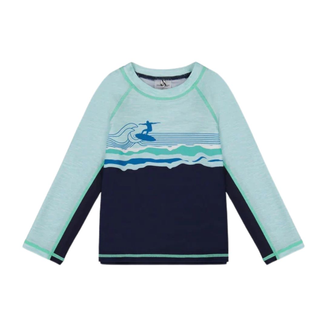 Une chemise à manches longues pour enfant avec des manches bleu clair et un corps bleu marine, avec un graphique d'un surfeur chevauchant des vagues sur la poitrine.