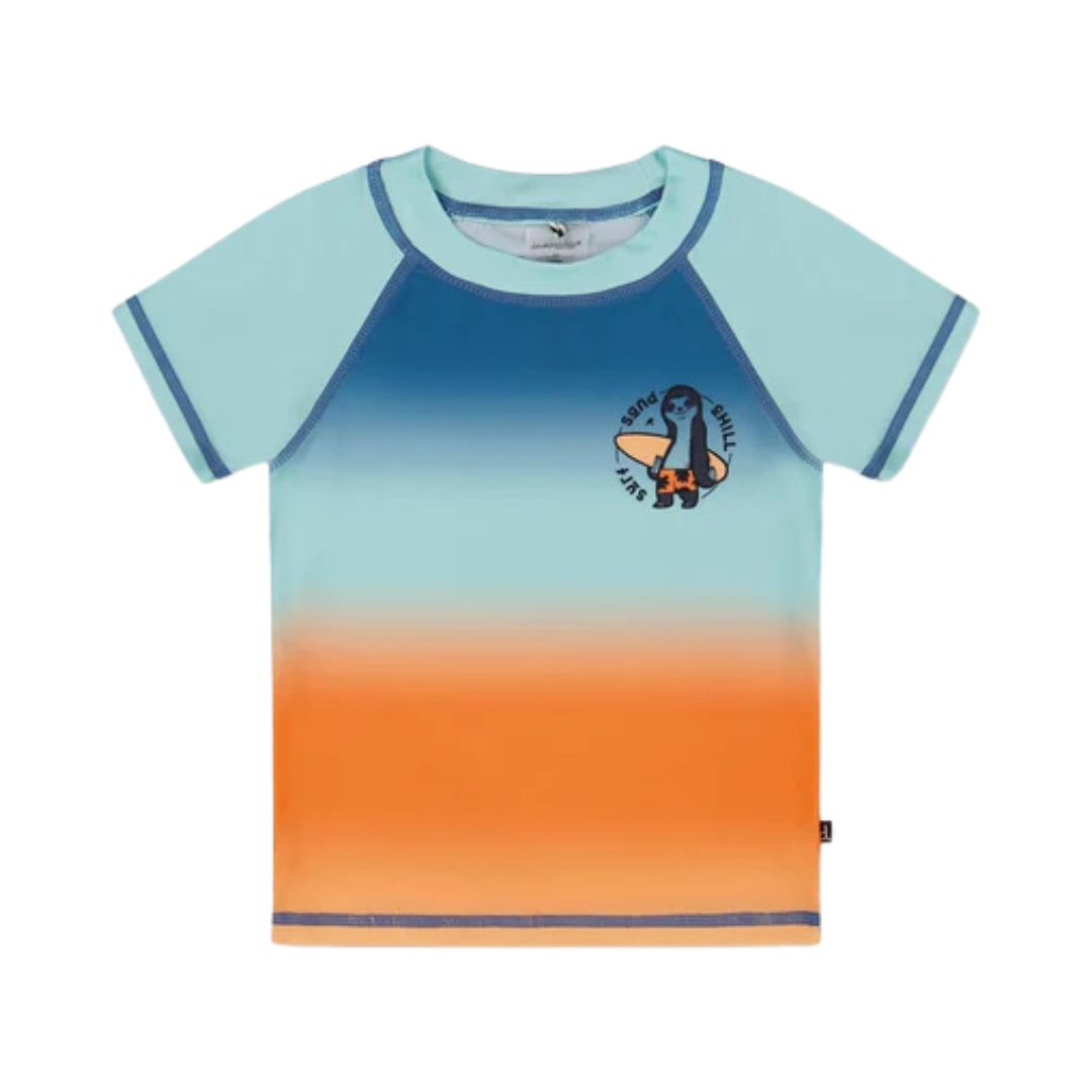 T-shirt à manches courtes au motif dégradé bleu et orange. Il arbore un petit motif de dinosaure et l'inscription « Dino Island » sur la poitrine gauche.