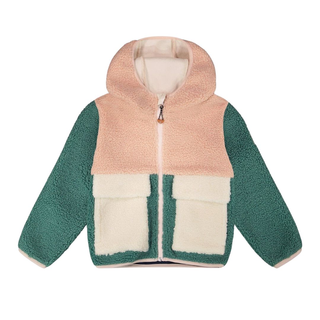 La veste SHERPA JACKET est une polaire à capuche avec une capuche et le haut du corps roses, des manches et le bas du corps verts, deux grandes poches blanches sur le devant et une fermeture à glissière au milieu.