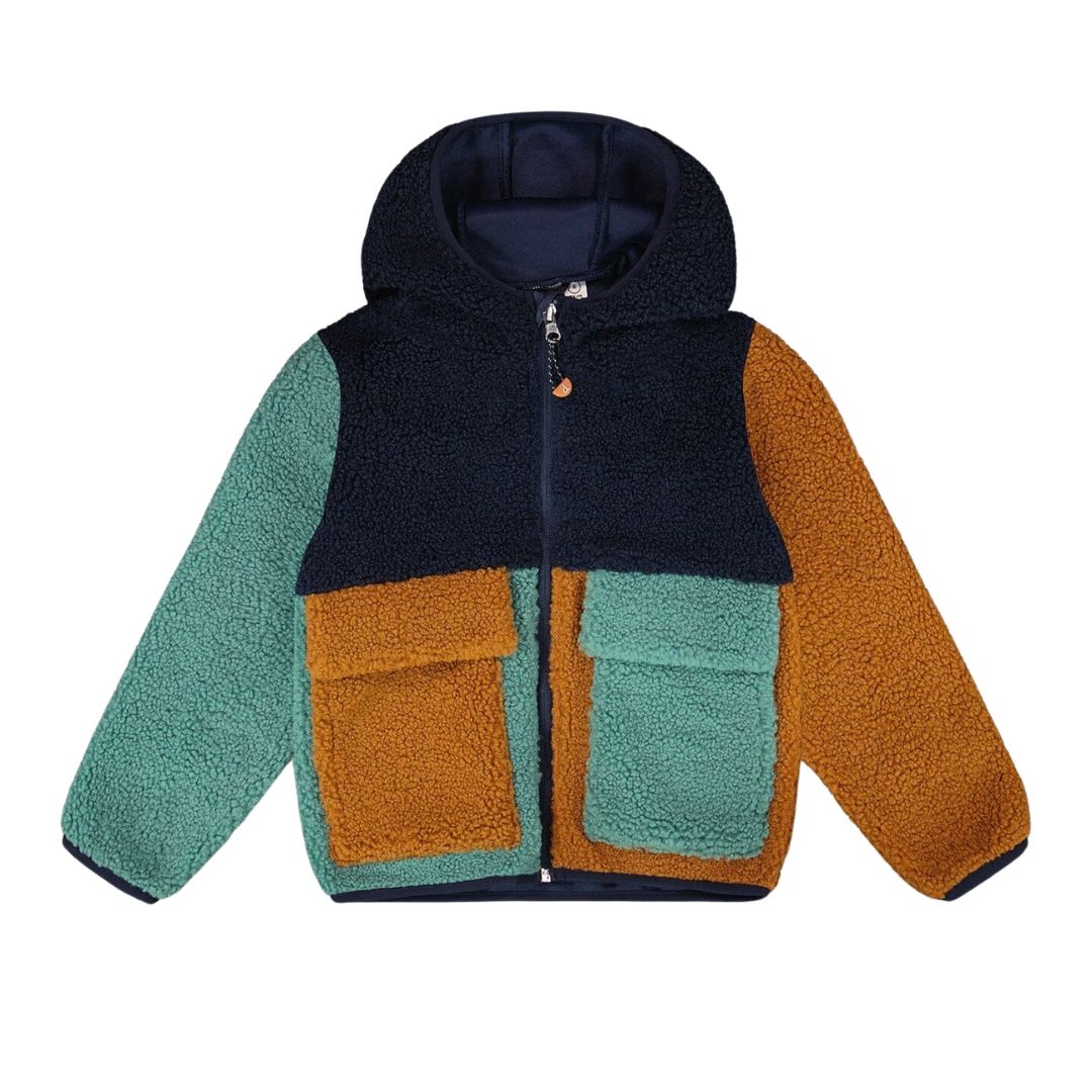 La veste SHERPA JACKET est une veste polaire colorée pour enfants avec des panneaux sarcelle, moutarde et bleu marine. Elle est dotée d'une capuche, d'une fermeture à glissière, de grandes poches sur le devant et d'un tissu doux et texturé.