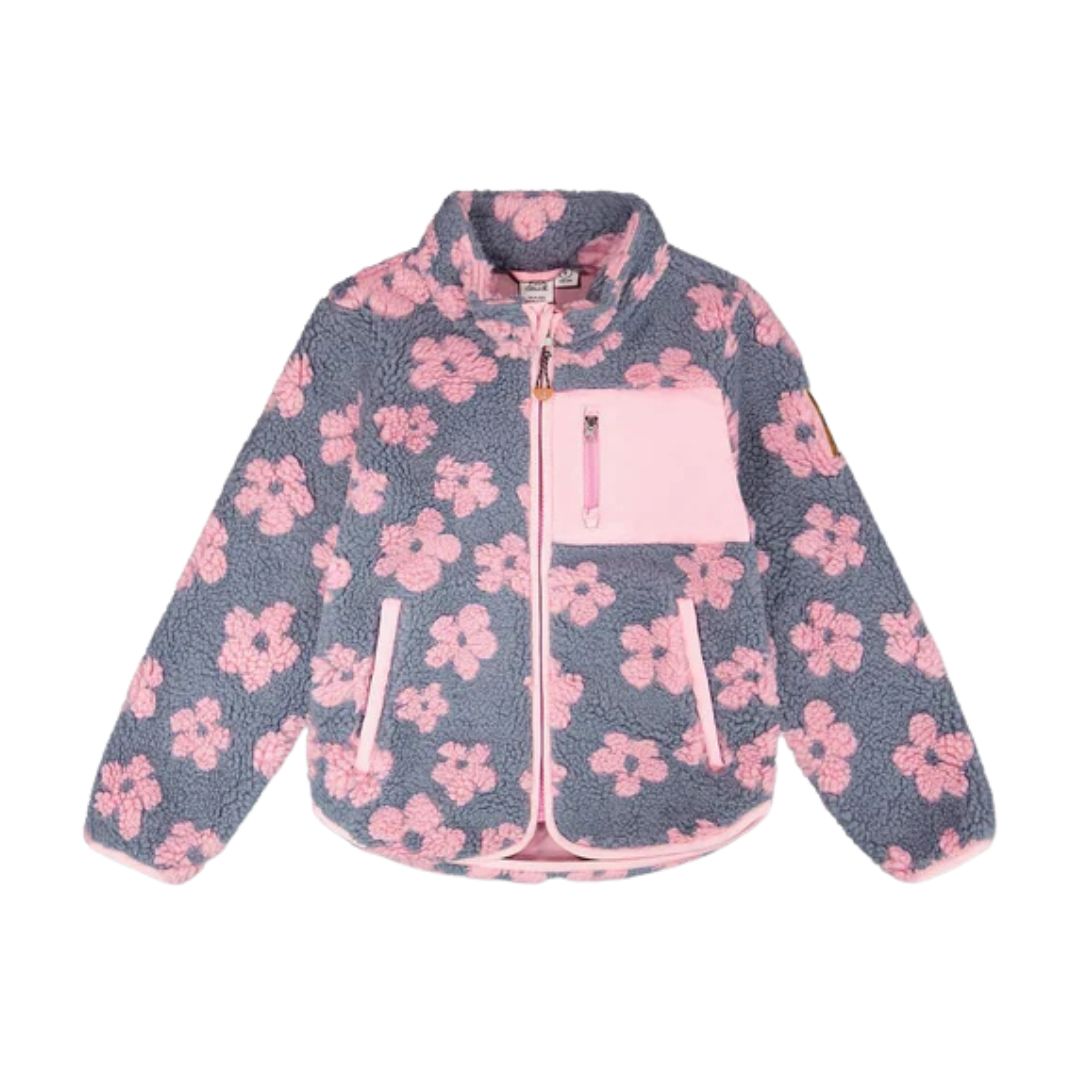 La VESTE EN SHERPA DEUX PAR DEUX POUR FILLE (7/8) est une veste zippée bleu flou avec des motifs de fleurs roses, des bordures et une poche de poitrine rose pâle, des poches latérales et un col montant.