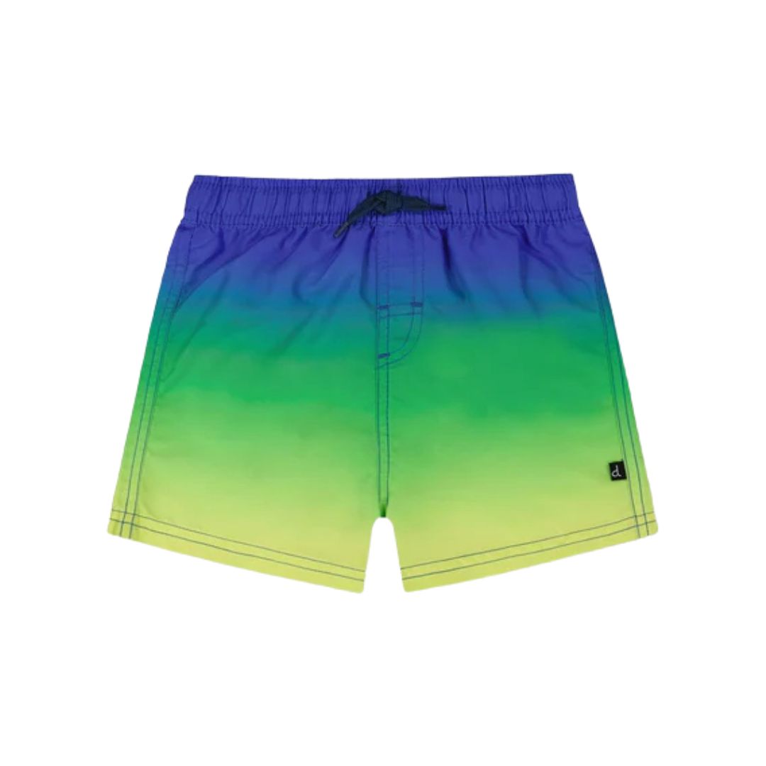 Maillot de bain pour garçon avec un design dégradé qui passe du bleu en haut au vert au milieu et au jaune en bas, avec une ceinture à cordon et une petite étiquette logo noire sur une jambe.