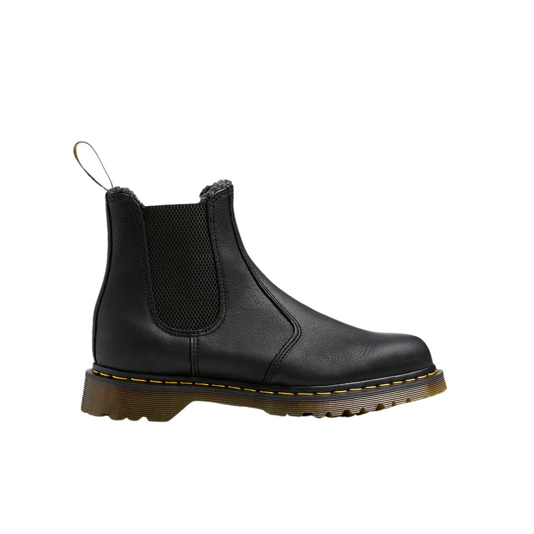 Le modèle 2976 WL est une botte Chelsea en cuir noir dotée de panneaux latéraux élastiques, d'une languette arrière, de surpiqûres jaunes emblématiques et d'une semelle épaisse, marron et striée.