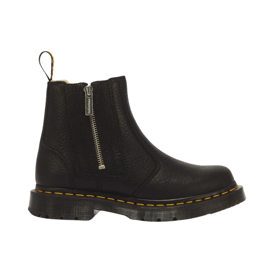 Le modèle 2976 ALYSON W/ZIPS est une bottine en cuir noir dotée de fermetures éclair latérales, de surpiqûres jaunes caractéristiques autour de la semelle et d’une semelle extérieure noire épaisse à crampons.